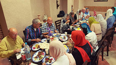 توریست های آلمانی در رستوران سنتی سپیدار