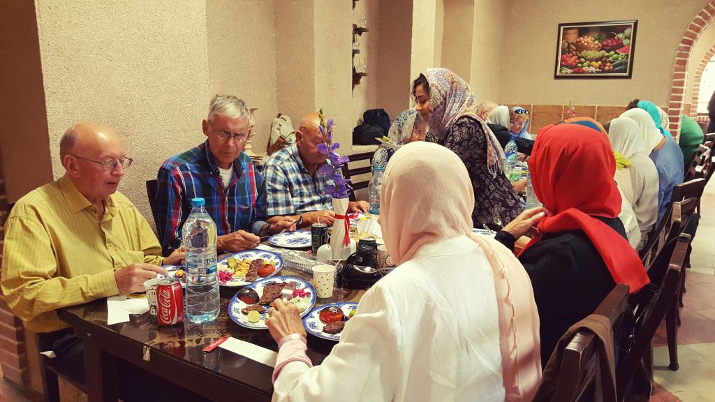 توریست های آلمانی در استخر سپیدار