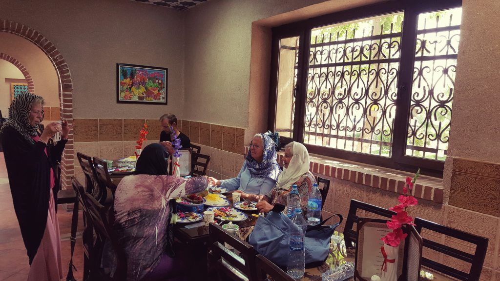 توریست های آلمانی در استخر سپیدار