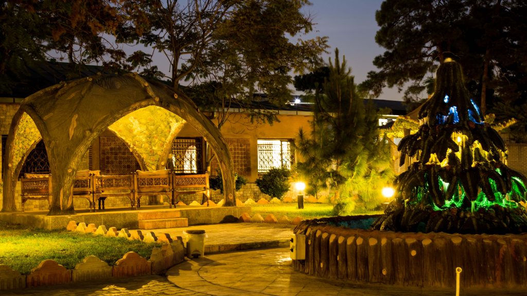 فضای زیبای رستوران سنتی سپیدار در شب